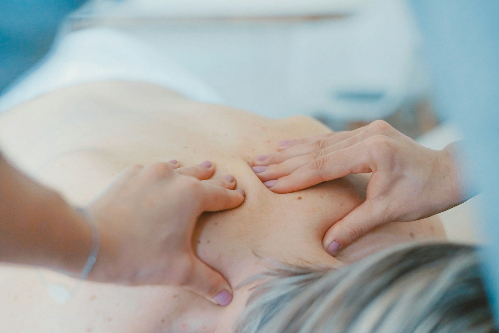 Hip pain after childbirth (Image via Unsplash/Toa Heftiba)